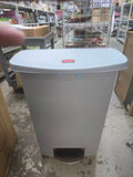 Rubbermaid Slim Jim 24 Gallon Front Step