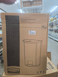 Rubbermaid Slim Jim 24 Gallon Front Step